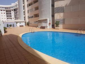 duży basen w środku budynku w obiekcie Apto Calpe con piscina. No uses coche vacaciones. w mieście Calpe