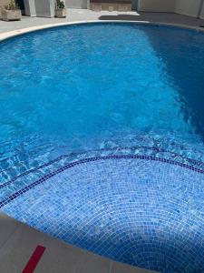 Basen w obiekcie Apto Calpe con piscina. No uses coche vacaciones. lub w pobliżu