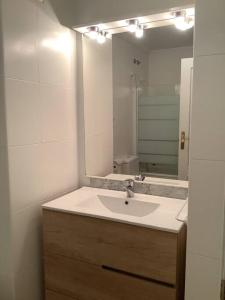 łazienka z umywalką i lustrem w obiekcie Apto Calpe con piscina. No uses coche vacaciones. w mieście Calpe