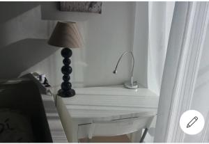 波爾多的住宿－Chambre lumineuse ds mon appart，一张白色的桌子,上面有台灯