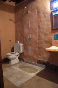 uma casa de banho com um WC e uma cabina de duche. em KONDUR ELEMENTOS ECO HOSTEL em Las Compuertas