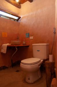 a bathroom with a toilet and a sink at KONDUR ELEMENTOS ECO HOSTEL in Las Compuertas