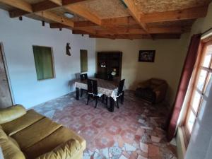 ein Wohnzimmer mit einem Tisch und einem Sofa in der Unterkunft Cabañas Larache in San Pedro de Atacama