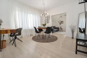- un salon avec une table et des chaises dans l'établissement Gemütliche & stylische Wohnung - Küche - Wifi - TV, à Gütersloh