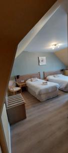 pokój z 2 łóżkami i schodami w obiekcie Hotel Beau Rivage w mieście Le Vivier-sur-Mer
