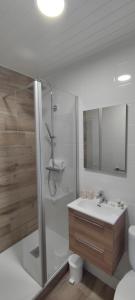 een badkamer met een toilet, een wastafel en een douche bij Hotel Beau Rivage in Le Vivier-sur-Mer