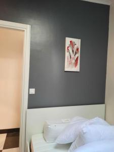 um quarto com uma cama e uma fotografia na parede em "Magnifique appartement" Vue Mer, Rénové, Plage em Menton
