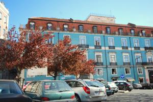 リスボンにあるSombrero Apartment Graçaの車が目の前に停まった青い建物