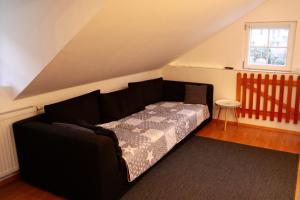 1 dormitorio con 1 cama en el ático en A cozy home away from home en Bad Ischl