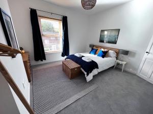 - une chambre avec un lit et une fenêtre dans l'établissement House in Manchester, à Manchester