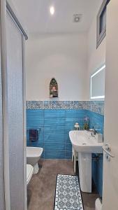 een badkamer met een wit toilet en een wastafel bij La Baronessa in Palermo