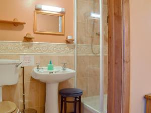 La salle de bains est pourvue d'un lavabo et d'une douche. dans l'établissement The Barn - B6206a, à Onecote