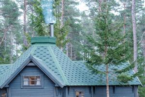 una casa con una pila di fumo sopra di Cairngorm Bothies ad Aboyne