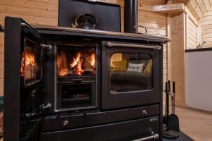 um fogão com um fogo dentro dele em Cairngorm Bothies em Aboyne