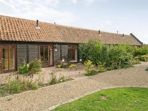 a house with a garden in front of it at Rosemary - E4484a in Ludham
