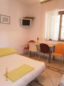 a room with a bed and a table and chairs at Villa Miranda - Croazia in Omiš