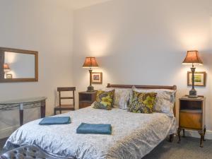 a bedroom with a bed with two blue towels on it at Brincliffe Loft in Bridlington