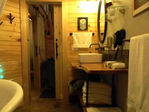 Koupelna v ubytování Cabin by the Pond at Laurel Springs Farm-Hocking Hills