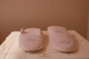 un par de zapatos rosas sentados en una toalla en Hinkiori Inn - Hotel Manu, en Pillcopata