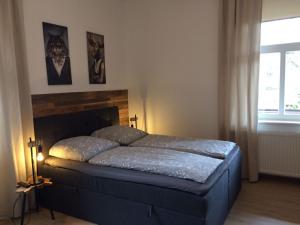 1 cama en un dormitorio con 2 cuadros en la pared en Ferienwohnungen Schweizerhaus, en Dresden