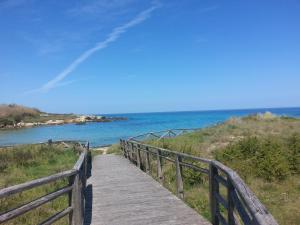 オートラントにあるAppartamento a Otranto con Vista Mareの海岸に続く木造遊歩道
