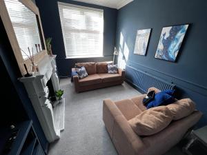 sala de estar con 2 sofás y sofá en House in Manchester en Mánchester