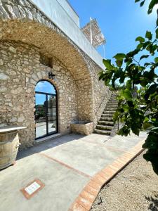 una entrada a un edificio de piedra con una puerta y escaleras en Villa Pasquale Capri en Capri
