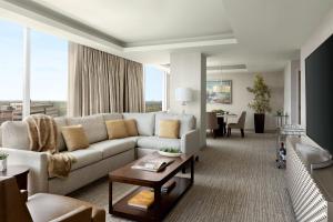 InterContinental Houston, an IHG Hotel في هيوستن: غرفة معيشة مع أريكة وطاولة
