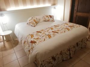 A bed or beds in a room at Cascina La Commenda