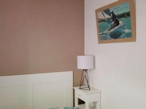 島上黑穆捷的住宿－Appartement L'Herbaudière, 2 pièces, 4 personnes - FR-1-224B-71，一间卧室配有一张床、一盏灯和一张照片