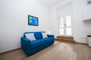 a blue couch sitting in a living room at Apartment Al Porto in Rovinj