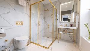 ein Bad mit einer Dusche, einem WC und einem Waschbecken in der Unterkunft Loop Hotel Bosphorus İstanbul in Istanbul