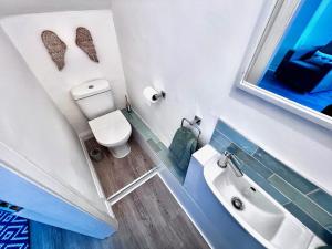 un piccolo bagno con servizi igienici e lavandino di House in Manchester a Manchester