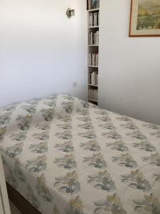 Postel nebo postele na pokoji v ubytování JUAN LES PINS 2P Le Tropique