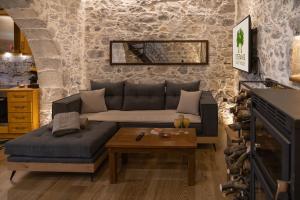 sala de estar con sofá y mesa de centro en Stefanis Guest House, en Krásion