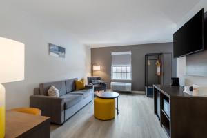 Comfort Inn & Suites في ليكسينغتون: غرفة معيشة مع أريكة وطاولة