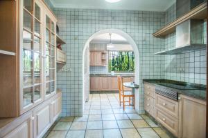 a kitchen with an archway in the middle of a room at Villa Cintya - PlusHolidays in Ifach