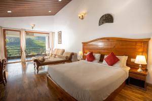 Postel nebo postele na pokoji v ubytování Green Nest Resort Ooty