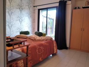 1 dormitorio con cama y ventana en Chambre Indépendante Piscine, Parc, Cuisine... en Brézilhac