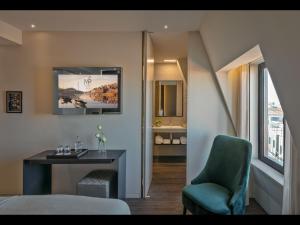 Habitación con cama, mesa y silla en Hotel Moon & Sun Porto en Oporto