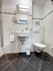 ein Bad mit einem Waschbecken und einem WC in der Unterkunft Hotel Bilger Eck in Konstanz