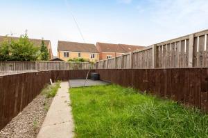 a backyard with a fence and green grass at Spenny View in Spennymoor