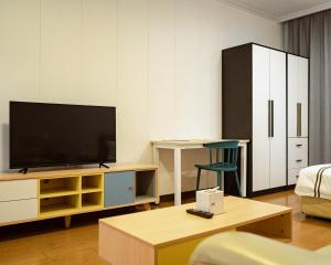 キガリにあるPhoenix Apartment by LINKのリビングルーム(薄型テレビ付)