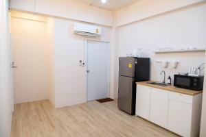 Kuchyň nebo kuchyňský kout v ubytování 2BR minimal mu-ji style 130SQM ~