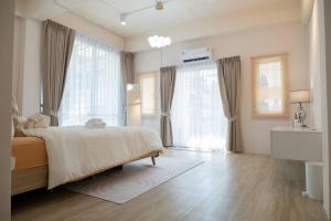 Postel nebo postele na pokoji v ubytování 2BR minimal mu-ji style 130SQM ~
