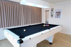 Biliár nebo kulečník v ubytování 2BR minimal mu-ji style 130SQM ~