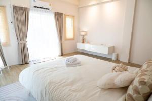 Postel nebo postele na pokoji v ubytování 2BR minimal mu-ji style 130SQM ~