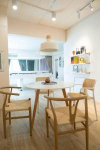Kuchyň nebo kuchyňský kout v ubytování 2BR minimal mu-ji style 130SQM ~