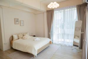 2BR minimal mu-ji style 130SQM ~ في Makkasan: غرفة نوم بسرير ونافذة كبيرة