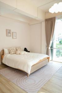 Postel nebo postele na pokoji v ubytování 2BR minimal mu-ji style 130SQM ~